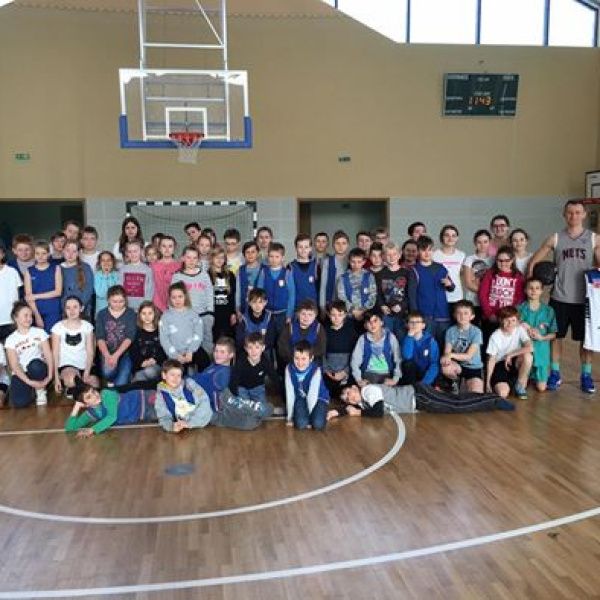 Pokaz wsadów do kosza w SP Rydzyna