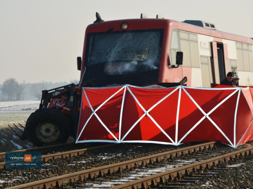 Robczysko: Traktor wjechał pod szynobus