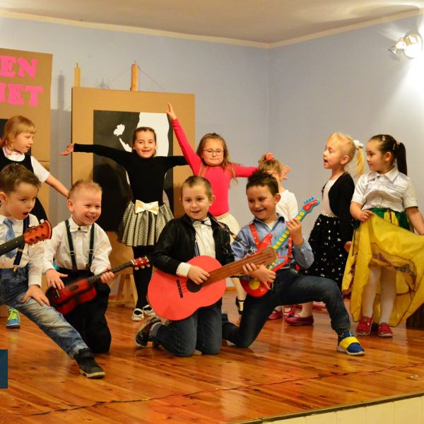 Występ przedszkolaków w Pomykowie na Dniu Kobiet