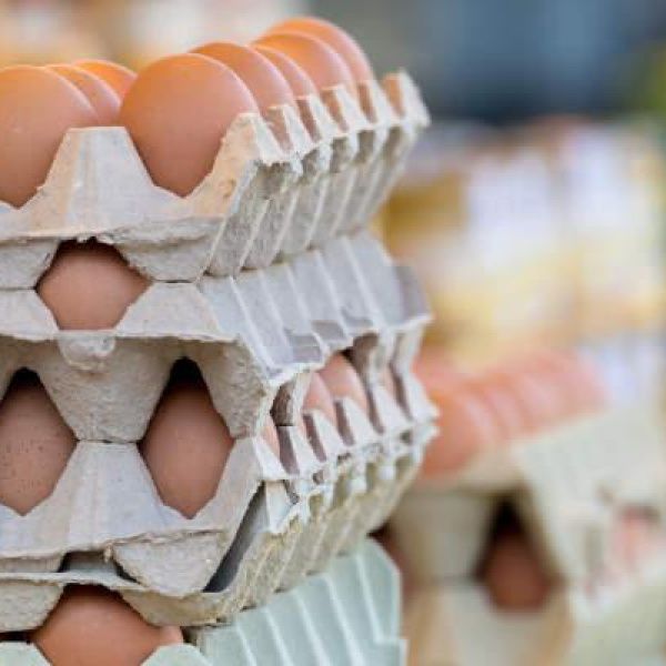 Kolejny market wycofuje jajka z chowu klatkowego