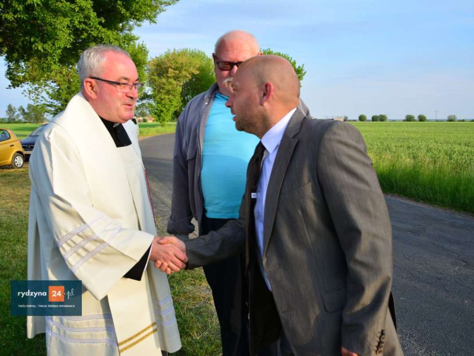 Poświęcenie krzyża w Tworzanicach