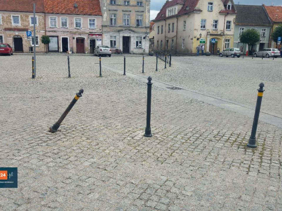 Pechowe słupki na rynku