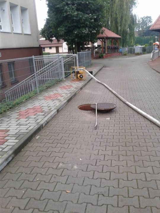 Pożar drzewa, zalane piwnice. Skutki nocnej burzy