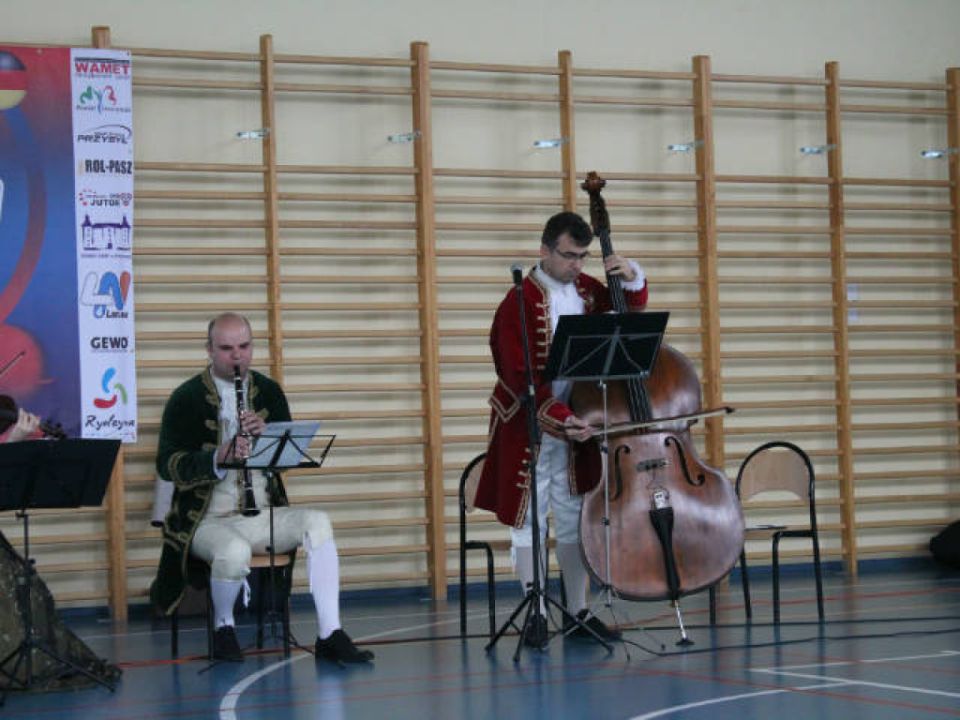Koncert muzyki barokowej w szkole w Dąbczu