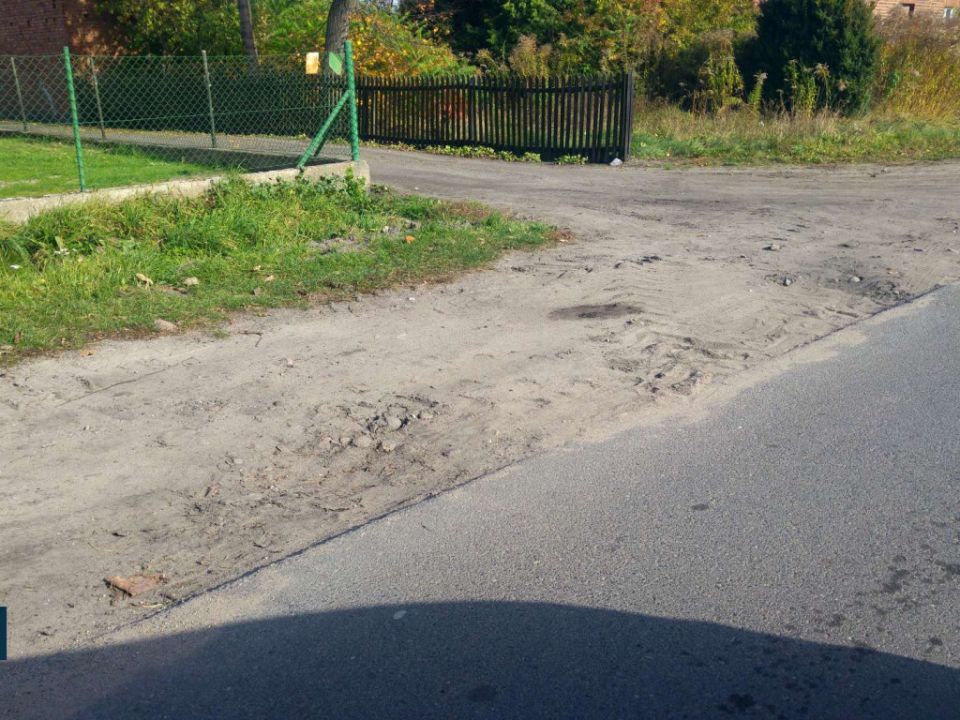 Dziurawe pobocze i droga w Tarnowej Łące