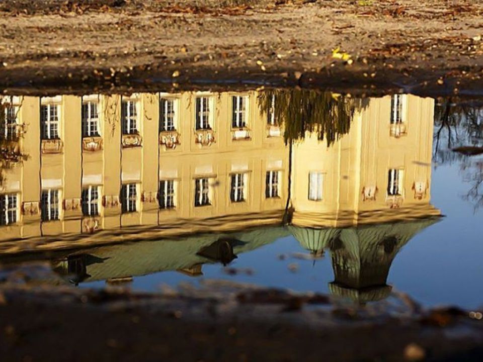Zamek w kałuży