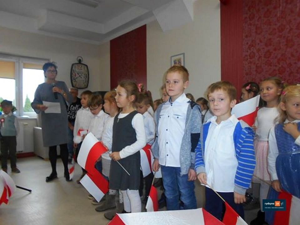 KONCERT PATRIOTYCZNY PRZEDSZKOLAKÓW W NIEZAPOMINAJCE W DĄBCZU