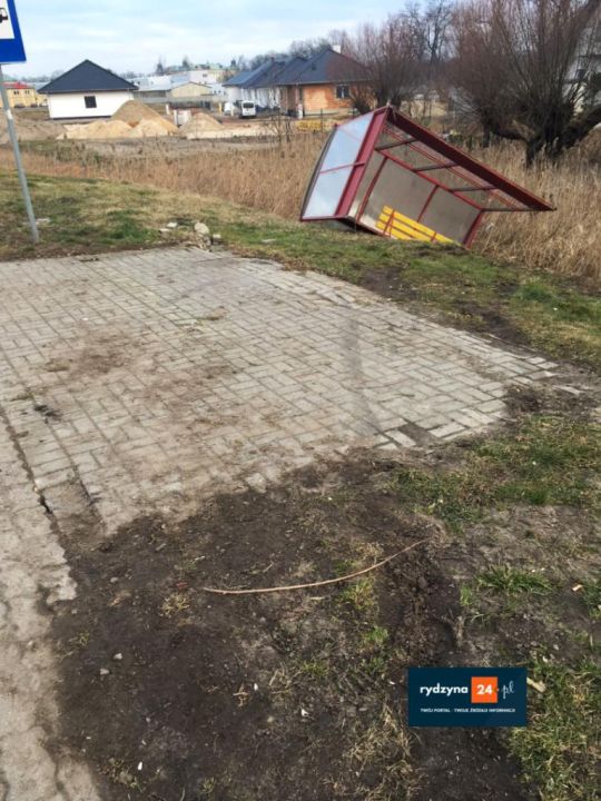 Przystanek autobusowy w rowie