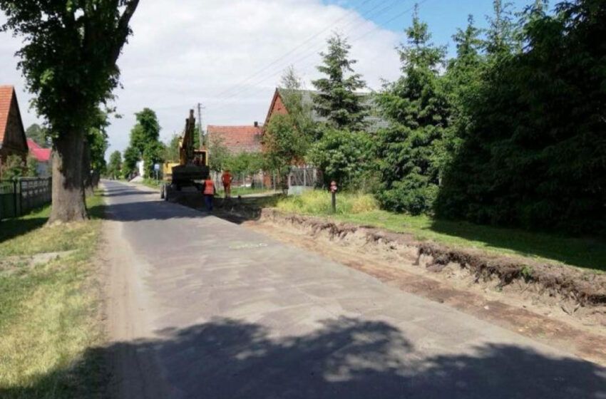  Poszerzają drogę w Tarnowej Łące