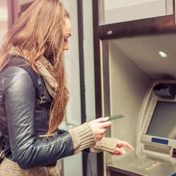 Klienci trzech banków muszą liczyć się w weekend z utrudnieniami