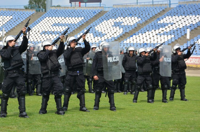  Policjanci ćwiczyli na stadionie
