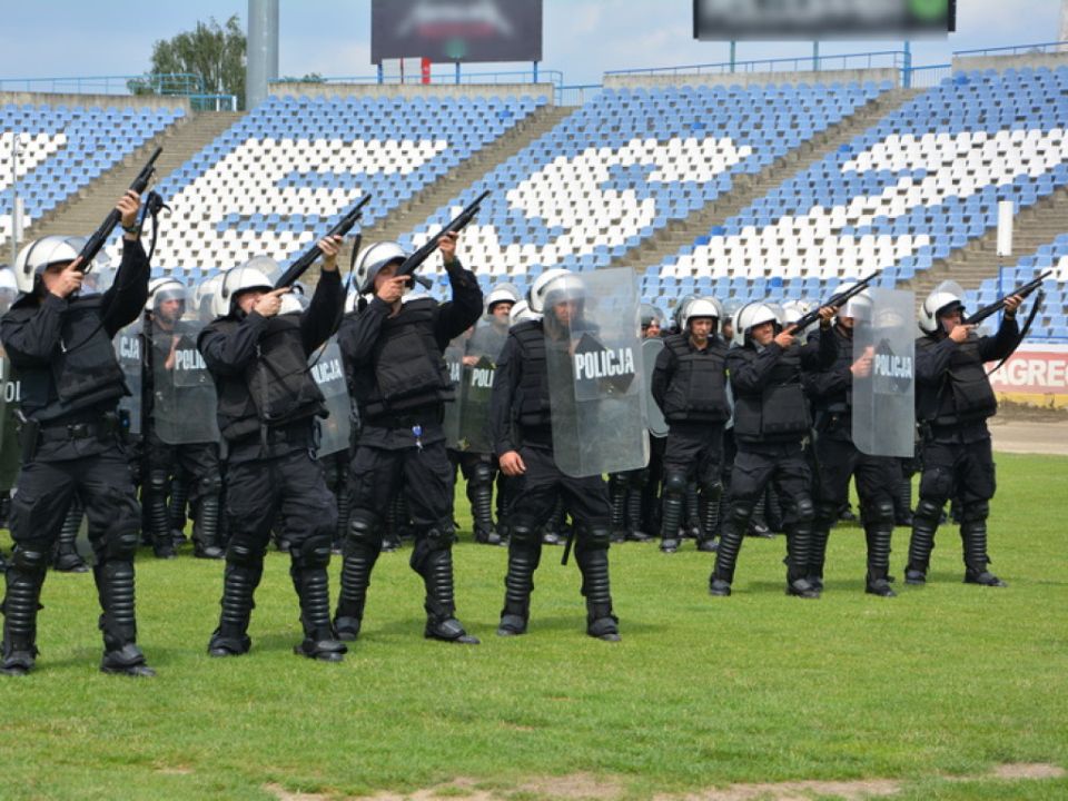 Policjanci ćwiczyli na stadionie