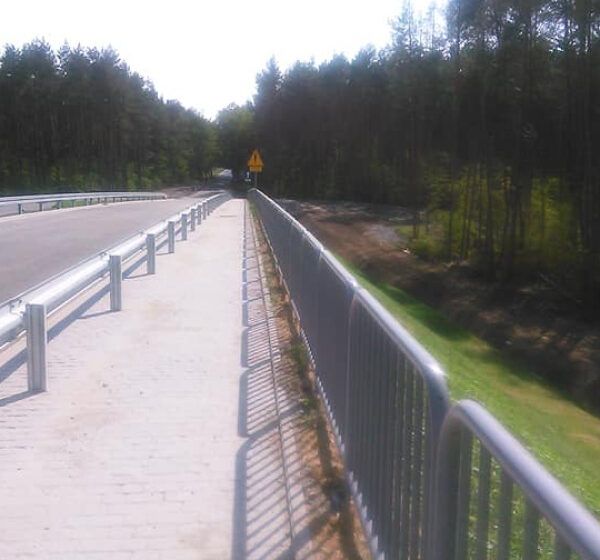  Zamykają przejazd w Lesznie a ciężarówki puszczają przez Kłodę