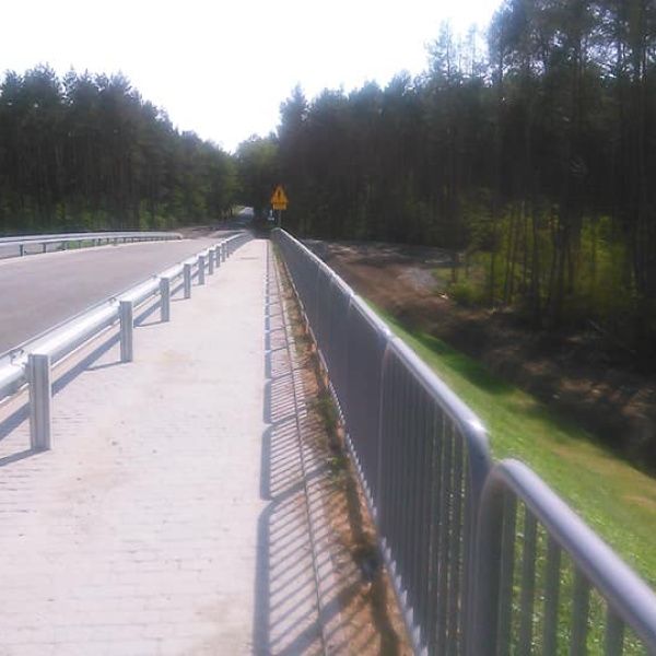 Zamykają przejazd w Lesznie a ciężarówki puszczają przez Kłodę