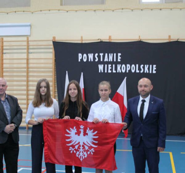  Przekazanie flagi Powstania Wielkopolskiego w SP Dąbczu