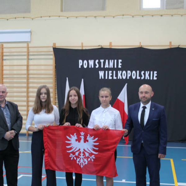 Przekazanie flagi Powstania Wielkopolskiego w SP Dąbczu