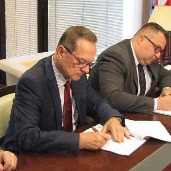 Podpisano umowę na grupowe ubezpieczenie dzieci rolników
