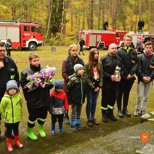 Sprzątali mogiły w lesie pod Rydzyną
