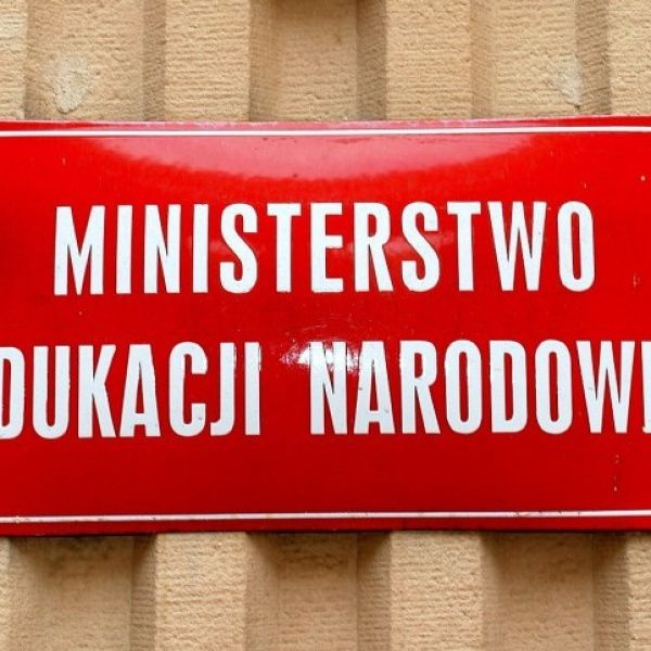 Pod koniec listopada wejdą w życie nowe zmiany MEN. Szafki będą w każdej szkole