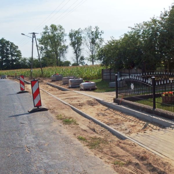 Powstaje kolejny odcinek chodnika w Tworzanicach