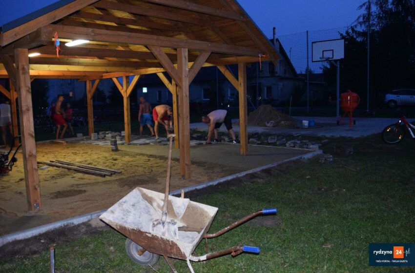  Kładą kostkę w Przybiniu