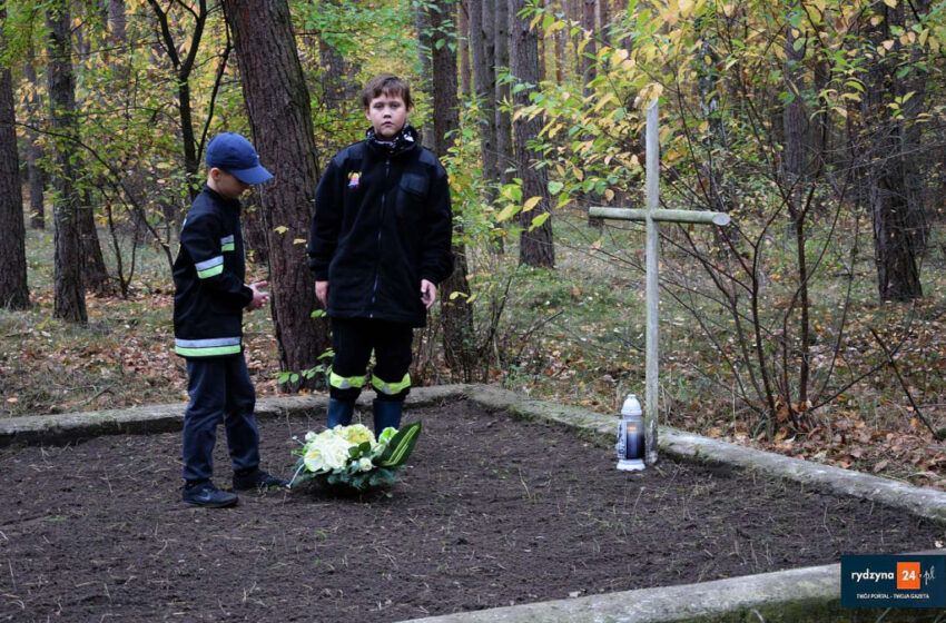  Sprzątali mogiły w lesie pod Rydzyną