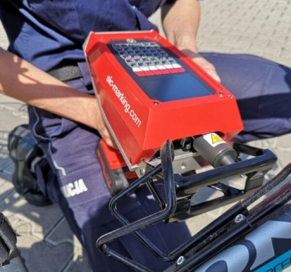  LESZCZYŃSCY POLICJANCI ZAPRASZAJĄ NA AKCJĘ ZNAKOWANIA ROWERÓW WIBEROO
