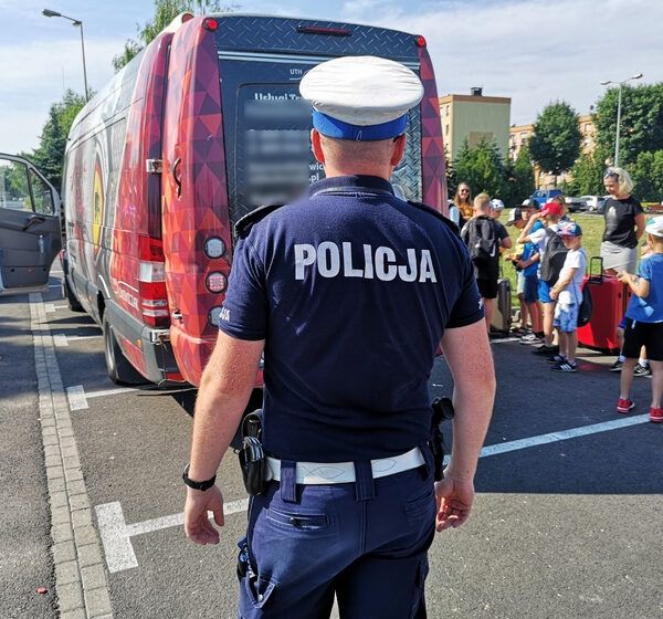  TRWAJĄ WAKACYJNE KONTROLE AUTOBUSÓW