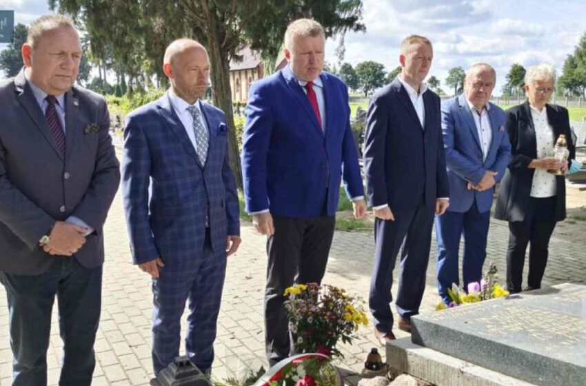  Złożyli wieńce pod pomnikami