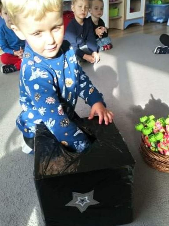 DZIEJE SIĘ I DZIEJE W KOLOROWYM WIATRACZKU