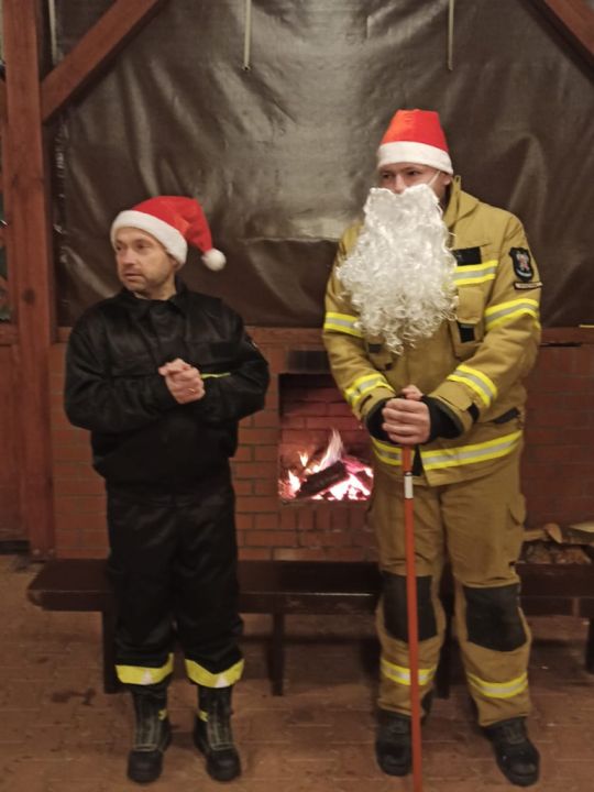Mikołaj na biwaku u strażaków