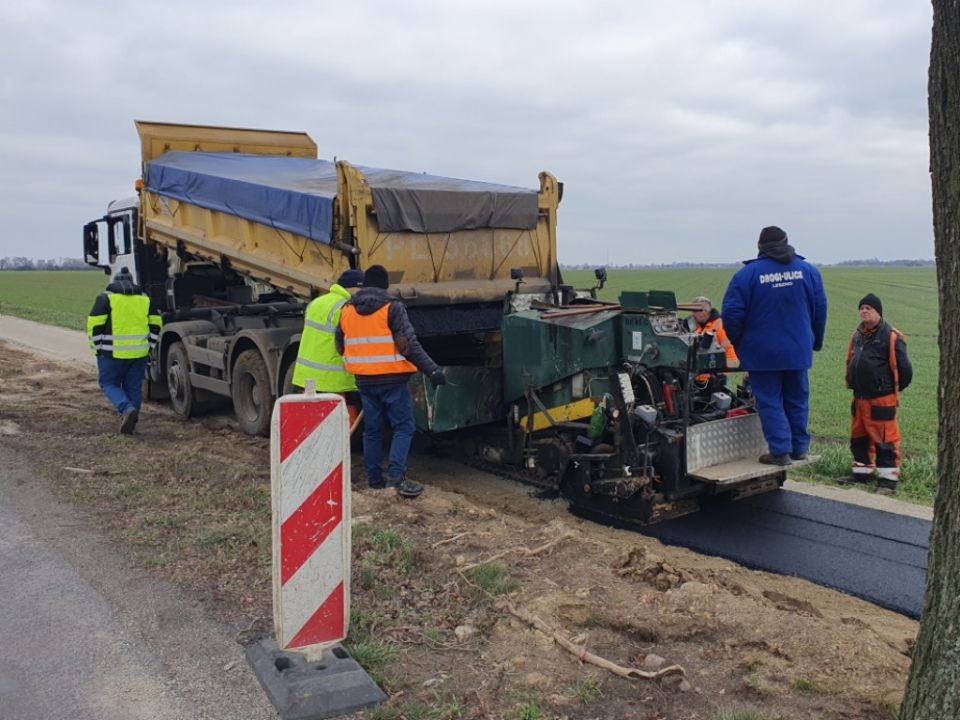 Budowa chodnika z Pawłowic do Kociug bliska zakończenia