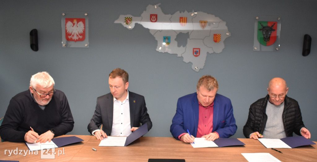 W Starostwie Powiatowym w Lesznie podpisane zostały umowy
