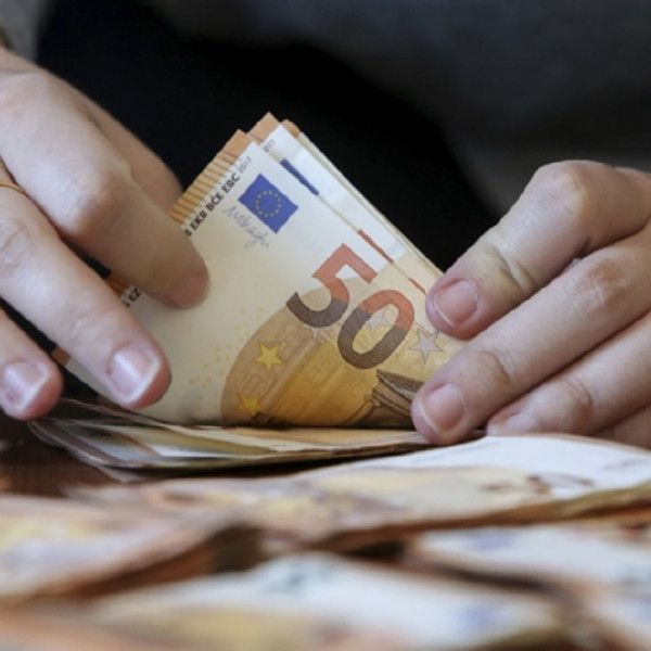 Tyle średnio zarabiają urzędnicy od funduszy UE (raport)