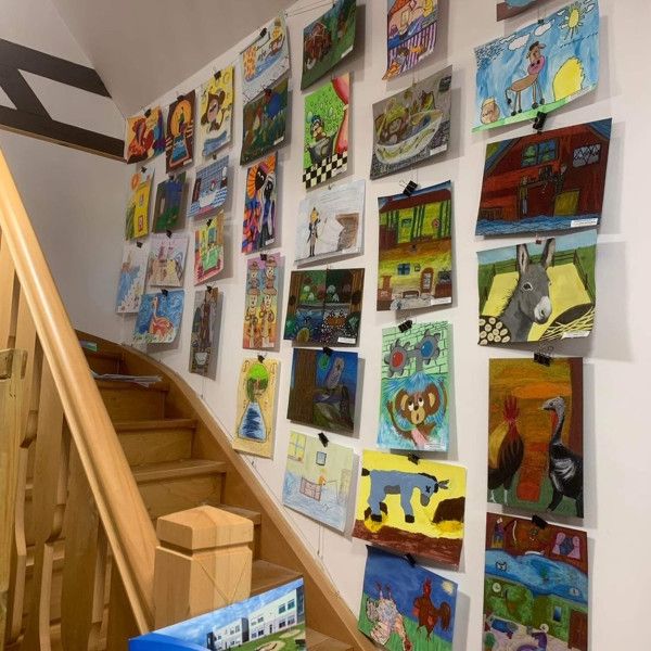 „FREDRO – BAWI, UCZY, WYCHOWUJE” – wystawa w bibliotece w Rydzynie