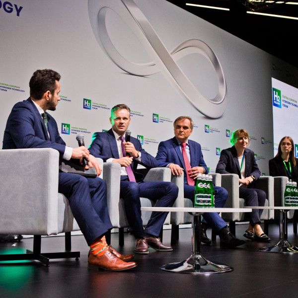Akademia H2 – pomostem między światem nauki i biznesu