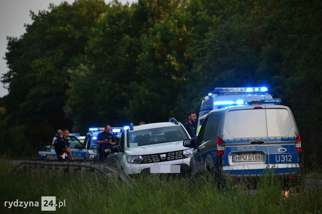 Pościg policji w Wielkopolsce! Porzucili samochód w Augustowie i uciekli w pole