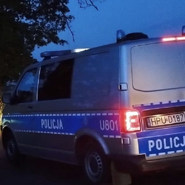POLICJANCI DOTARLI NA CZAS I URATOWALI MŁODĄ KOBIETĘ