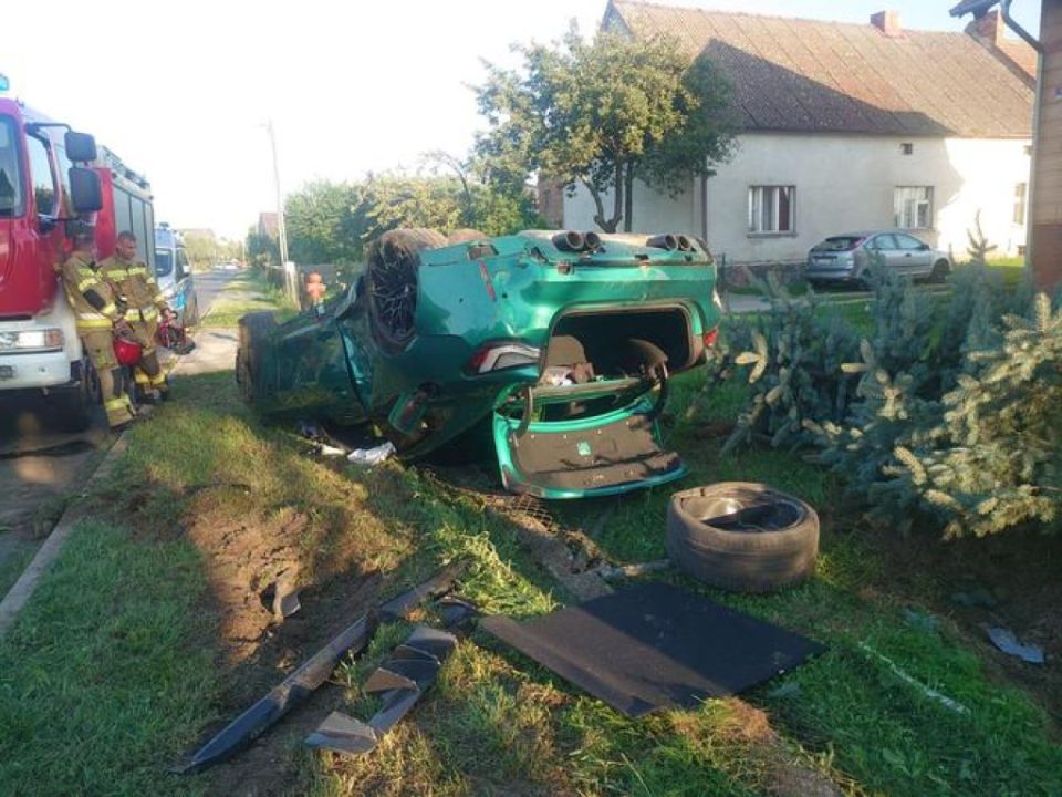 Groźna kolizja przy zmianie pasa. Zawinił kierowca seata, bmw dachowało