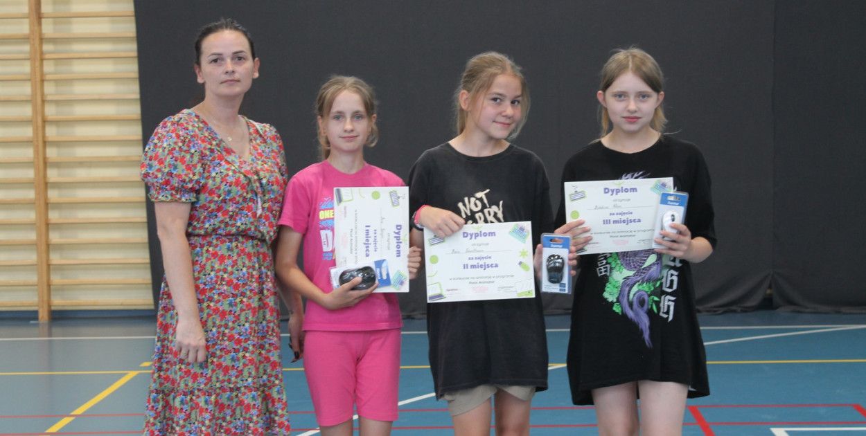 W Dąbczu nauczyciele wręczają uczniom nagrody