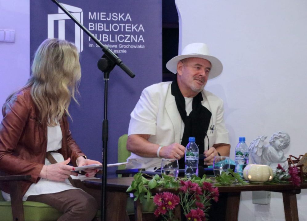 „Między niebem a ziemią” – Biblioteka Ratuszowa w Lesznie