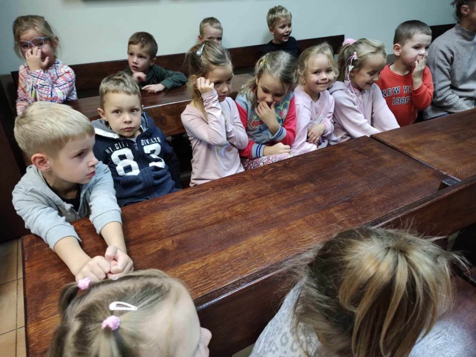Lekcja edukacyjna pachnąca jesiennym lasem – przedszkolacy w Karczmie Borowej!