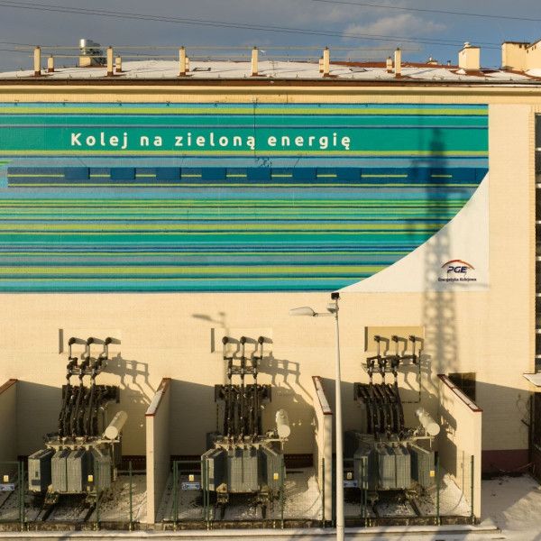 Kolej na zieloną energię – nowy mural na podstacji Warszawa Zachodnia od PGE Energ