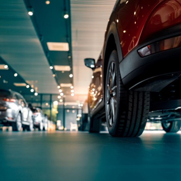 Polacy wciąż stawiają na niemiecką motoryzację i silniki spalinowe – raport OTOMOT