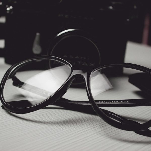 Jak wybrać idealne okulary? Przewodnik po najnowszych trendach i technologiach
