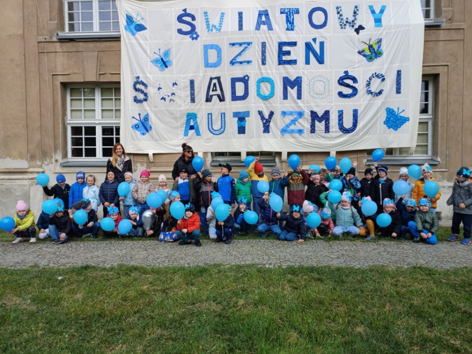 Przedszkolaki na obchodach Dnia Świadomości Autyzmu