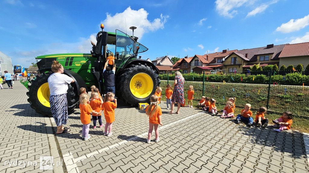 Wspaniała Zabawa w Przedszkolu 'Kolorowy Wiatraczek’ w Rydzynie: Przedstawienie