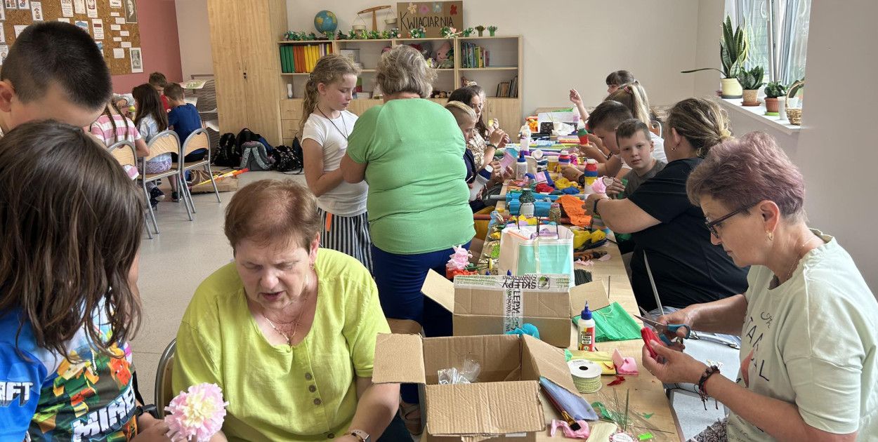 Członkinie Koła Gospodyń z Dąbcza z wizytą w tamtejszej szkole.