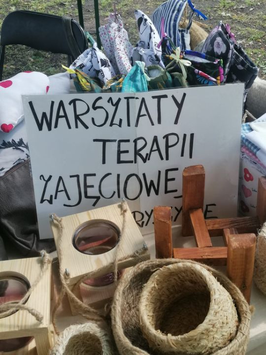 Warsztaty Terapii Zajęciowej z Rydzyny na Rynkach Śniadaniowych w Lesznie