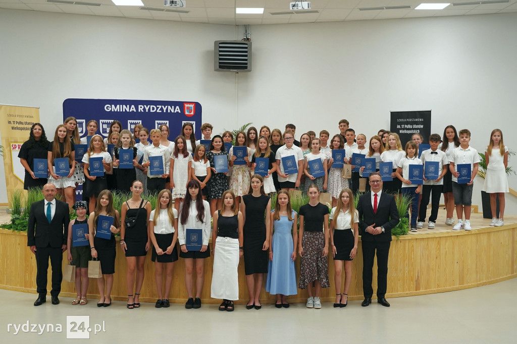 Gala Stypendialna w Rydzynie: 62 Uczniów z Gminy Otrzymało Stypendia Burmistrza